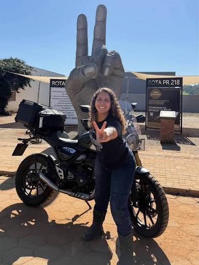 Iris e a Kawasaki ER-6N na estrada