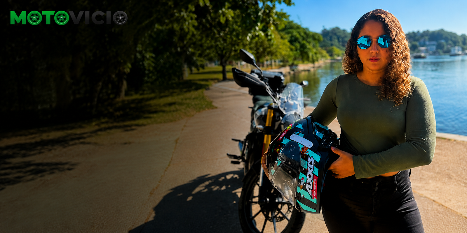 Iris Vasconsellos com sua motocicleta